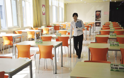 每天開餐前，沈陶都要親自查看餐廳衛(wèi)生。