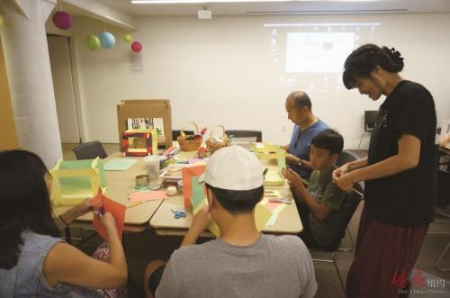 參與家庭動手制作屬于自己的夢想小舞臺。（美國《僑報》/陳辰 攝）