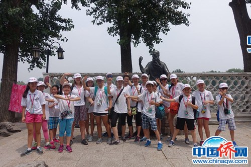 美國華裔小記者團在后海雕塑前合影。