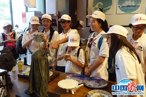 美國華裔小記者團參觀北京798藝術(shù)園區(qū)。