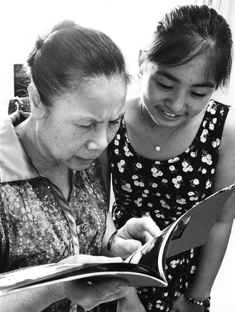 軍娃和李克英開心地翻看相冊 軍娃和李克英開心地翻看相冊