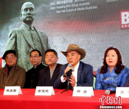 悉尼華星藝術(shù)團(tuán)團(tuán)長、澳華文聯(lián)主席余俊武介紹大型史詩音樂會《孫中山》排演情況。(賴海隆 攝)