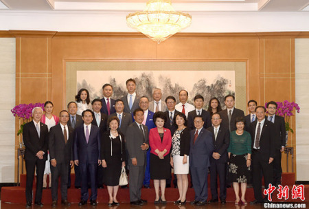 7月7日，中國(guó)國(guó)務(wù)院僑辦主任裘援平、副主任譚天星在北京會(huì)見(jiàn)美國(guó)百人會(huì)代表團(tuán)一行。<a target='_blank' >中新社</a>記者 張勤 攝
