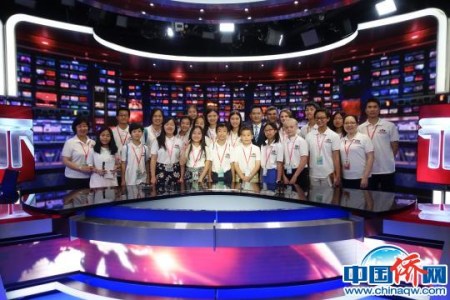 小記者們與中央電視臺國際頻道《中國新聞》欄目主持人王洲交流、合影　張蕓蕓　攝