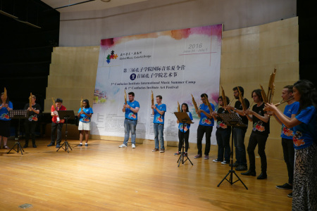 部分營員師生表演蘆笙舞《歡樂侗寨》