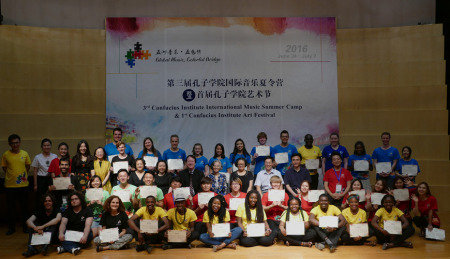 嘉賓、領(lǐng)導(dǎo)為營員們頒發(fā)證書合影