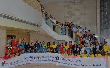 部分嘉賓、領(lǐng)導(dǎo)、演職人員大合影