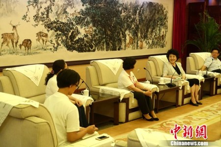 裘援平回答小記者提問(wèn)。 張蕓蕓 攝