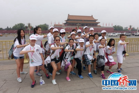 小記者訪華團(tuán)在天安門廣場(chǎng)合影 小記者訪華團(tuán)在天安門廣場(chǎng)合影