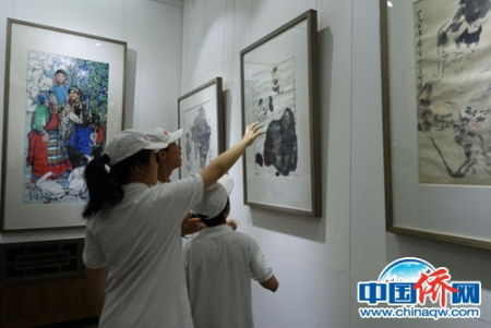 小記者訪華團(tuán)在琉璃廠古街榮寶齋參觀 小記者訪華團(tuán)在琉璃廠古街榮寶齋參觀