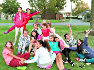 中國孩子普遍內(nèi)斂靦腆，一開始都不太愿意開口說話，但兩三天后，他們就能和當(dāng)?shù)睾⒆哟虺梢黄?