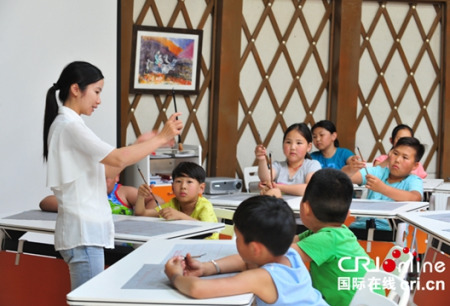 蒙古學生們學習如何使用毛筆