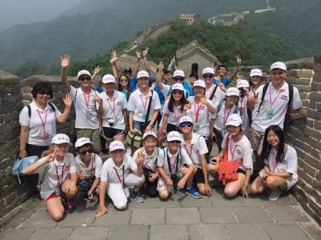 小記者們攀登慕田峪長(zhǎng)城