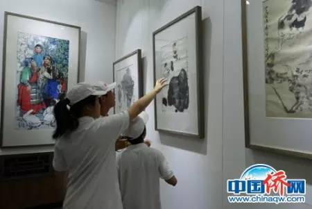 小記者們參觀中國(guó)傳統(tǒng)字畫