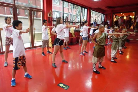 小記者團(tuán)成員同《功夫傳奇》演員學(xué)習(xí)中國(guó)功夫