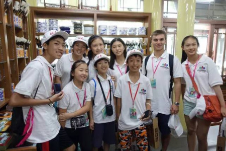 小記者團(tuán)成員們，有華裔面孔，也有“老外”面孔