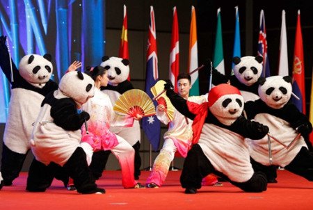 “2016國際學(xué)生北京夏令營”開營儀式現(xiàn)場表演 攝影:丁柏明 “2016國際學(xué)生北京夏令營”開營儀式現(xiàn)場表演 攝影:丁柏明