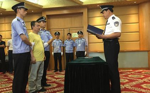 海關(guān)緝私警向黃某宣讀犯罪嫌疑人訴訟權(quán)利義務(wù)告知書。蔡巖紅攝