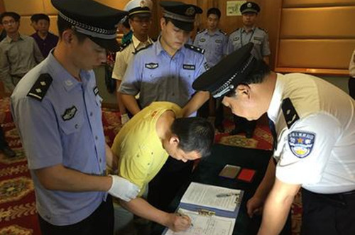 黃某在逮捕證上簽字。蔡巖紅攝