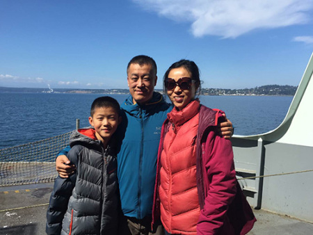 周煥新一家三口。(美國《僑報(bào)》)