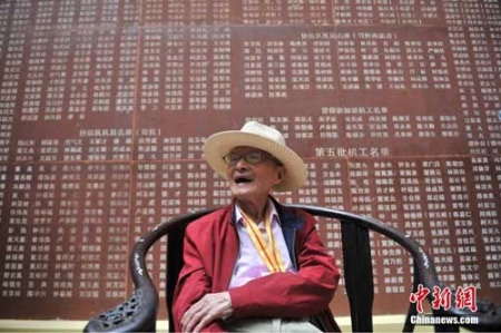 7月17日，羅開瑚在活動現(xiàn)場，身后是鐫刻3200多名機工名字的英靈墻。當日，云南唯一健在南僑機工羅開瑚百歲壽辰祝壽活動在昆明舉行，國僑辦、云南省僑辦以及僑聯(lián)、昆明市等單位和個人向羅開瑚送上祝壽賀禮，祝愿老人健康長壽。羅開瑚生于1918年，海南文昌重興鎮(zhèn)人。16歲時，父親去世，被迫闖南洋謀生。1939年，羅開瑚作為第八批南僑機工服務團回國，成為當時3200名歸國抗戰(zhàn)的愛國華僑之一。<a target='_blank' >中新社</a>記者 劉冉陽 攝