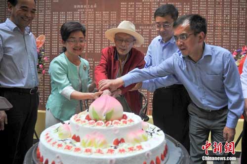 7月17日，羅開瑚切祝壽蛋糕。當日，云南唯一健在南僑機工羅開瑚百歲壽辰祝壽活動在昆明舉行，國僑辦、云南省僑辦以及僑聯(lián)、昆明市等單位和個人向羅開瑚送上祝壽賀禮，祝愿老人健康長壽。羅開瑚生于1918年，海南文昌重興鎮(zhèn)人。16歲時，父親去世，被迫闖南洋謀生。1939年，羅開瑚作為第八批南僑機工服務團回國，成為當時3200名歸國抗戰(zhàn)的愛國華僑之一。<a target='_blank' >中新社</a>記者 劉冉陽 攝