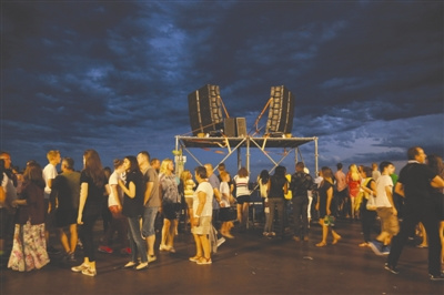 事發(fā)當晚，恐怖襲擊發(fā)生前的尼斯“英國人漫步大道” 。受訪者供圖