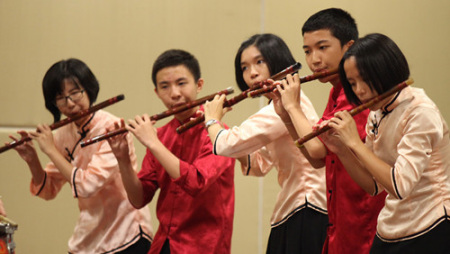 笛子聲音悠揚(yáng)清脆，如同泠泠水聲。（馬來西亞《星洲日?qǐng)?bào)》）