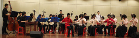 太平華聯(lián)國(guó)民型中學(xué)的《山村小景》，以二胡訴說一腔柔腸，奪得榮譽(yù)金獎(jiǎng)。（馬來西亞《星洲日?qǐng)?bào)》）
