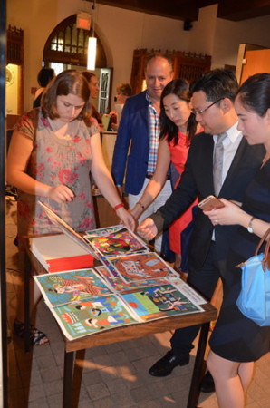 當(dāng)?shù)孛癖娰?gòu)買畫作