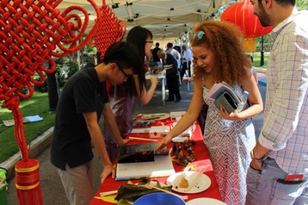 參觀者在中國展臺前翻閱畫冊 參觀者在中國展臺前翻閱畫冊