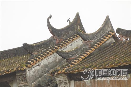 祠堂層面船脊布瓦，綠琉璃剪邊，顯得平實、厚重而又大氣。