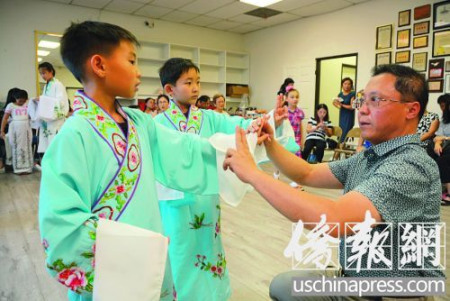 小朋友在表演京劇的經(jīng)典片段。（僑報(bào)記者夏嘉攝）