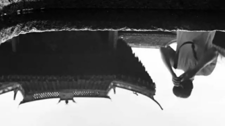 這天是12號，一個臺風(fēng)“降臨”在溫州。我們的攝影班去永嘉游玩，那個搗米的大缸里，有著碧綠的湖水，清澈見底，清得可以倒映出老戲臺。(一等獎作品 攝影：陳智城)