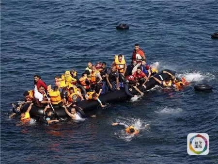 一艘搭載難民的橡皮艇在從土耳其駛往希臘萊斯沃斯島的途中因引擎落水而失控