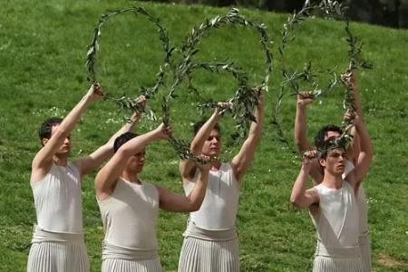 男祭司高舉橄欖枝環(huán)