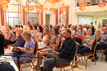 開幕式現(xiàn)場(chǎng)高朋滿座