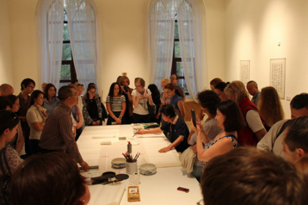 畫家現(xiàn)場(chǎng)展示字畫創(chuàng)作，來(lái)賓積極參與互動(dòng)