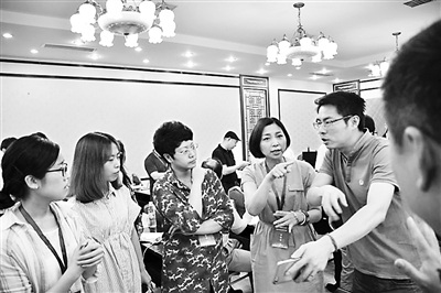 某一團(tuán)隊(duì)的海歸企業(yè)家們正在互相交流。 金光耀 攝