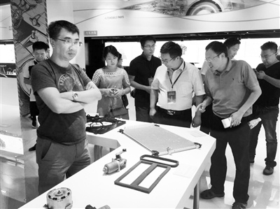 海歸企業(yè)家們正在參觀賽達(dá)新興產(chǎn)業(yè)園區(qū)。參觀過(guò)程中，他們認(rèn)真聽(tīng)取講解，并不時(shí)提出一些問(wèn)題。 耿一寧 攝 