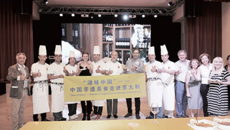 廚師團(tuán)的廚師們和意大利賓客合影。（法國《歐洲時(shí)報(bào)》/夏曉彤 攝）