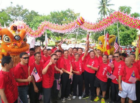 鄭平（前排左四起）、陳康益、翁清玉、張垂淦、鄭來天及馬聞星等人見證瓜雪火炬行成功舉行。（馬來西亞《星洲日報(bào)》）