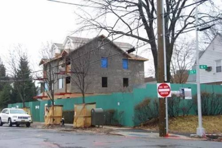 華僑建大屋引起鄰居不滿，最終被勒令停工。圖片來源 美國《世界日報(bào)》