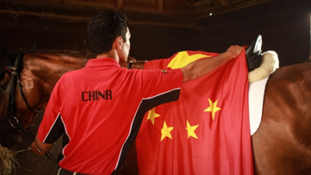 華天和團隊為“堂·熱內(nèi)盧”披上國旗。(攝影 王靖遠)