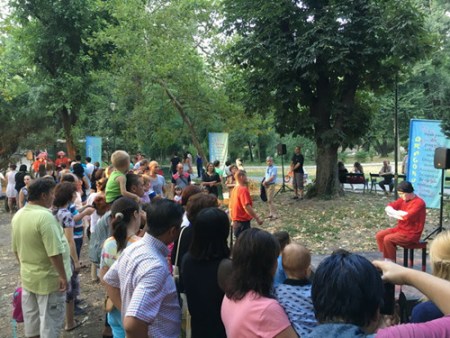 羅馬尼亞面具啞劇院在公園演出現(xiàn)場。(閆建武 攝)