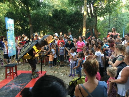 羅馬尼亞啞劇演員扮演的神龜。(閆建武 攝)