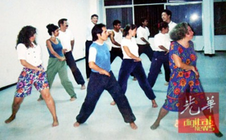 鐘清龍受邀到海外指導(dǎo)洋人婦女學(xué)周家拳。（馬來西亞《光華日報(bào)》/駱煒芬 攝）