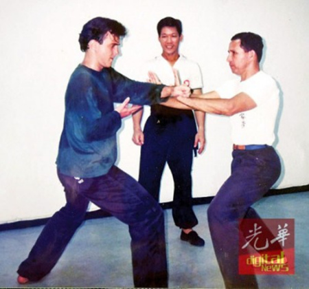 鐘清龍指導(dǎo)洋人徒弟過招。（馬來西亞《光華日報(bào)》/駱煒芬 攝）