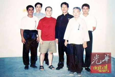 《鳳眼拳功夫》作者M(jìn)ark V.Wiley與師傅及師兄們合照。左3起為Mark V.Wiley及鐘清龍。（馬來西亞《光華日報(bào)》/駱煒芬 攝）