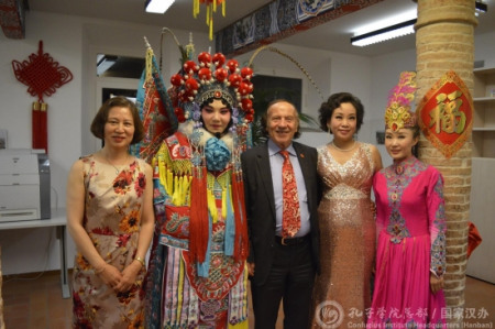 泰倫齊與北京城市學院藝術家合影 泰倫齊與北京城市學院藝術家合影